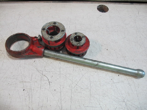   MANUAL THREADER / THREADING RATCHET & 2 THREADING DIE HEADS  