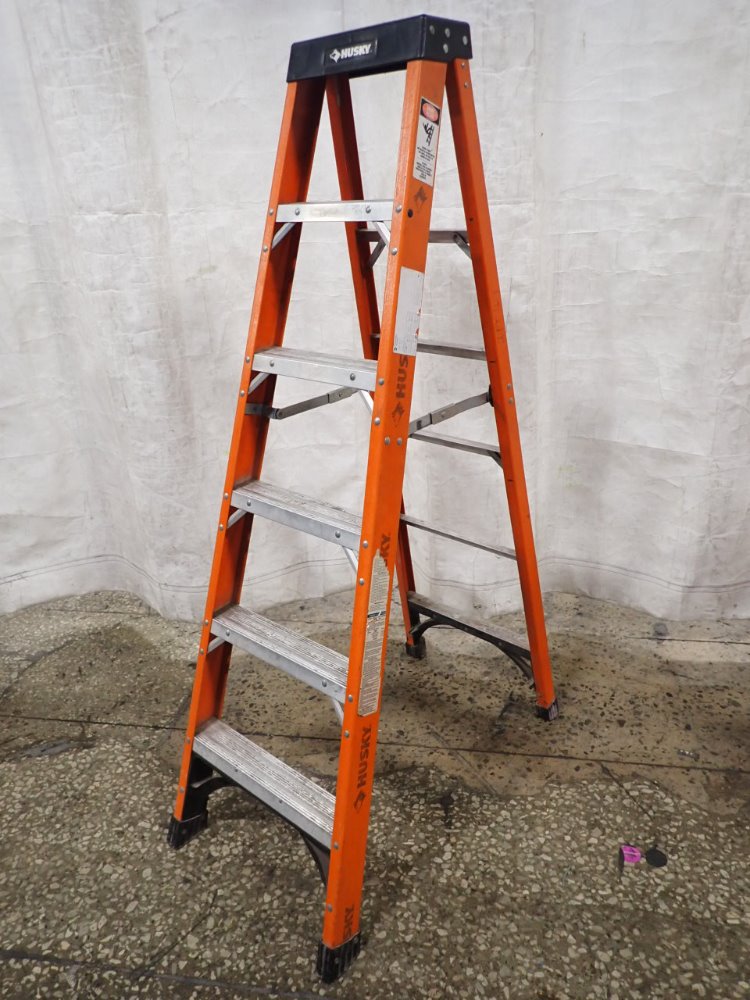 who makes husky ladders