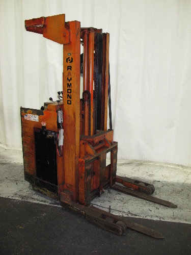 RAYMOND 20 R30TT ELECTRIC STRADDLE / REACH LIFT 3000#  